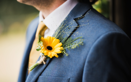 Fiore all’occhiello per lo sposo: le 4 regole del galateo