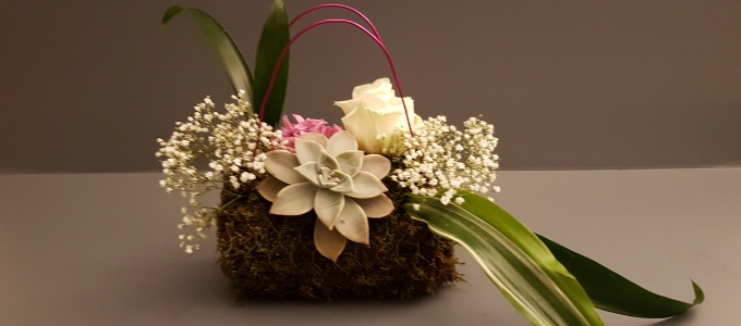 Bouquet a borsetta: come abbinarlo all’abito da sposa