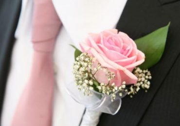 Boutonnière dello sposo: come e perché indossarla