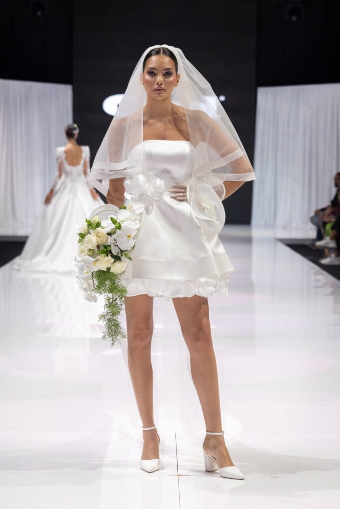 Abito da sposa in passerella alla sfilata Atelier Carol alla fiera Mia Sposa, Frattamaggiore