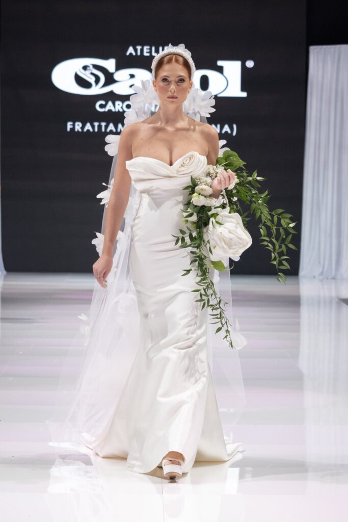 Abito da sposa in passerella alla sfilata Atelier Carol alla fiera Mia Sposa, Frattamaggiore