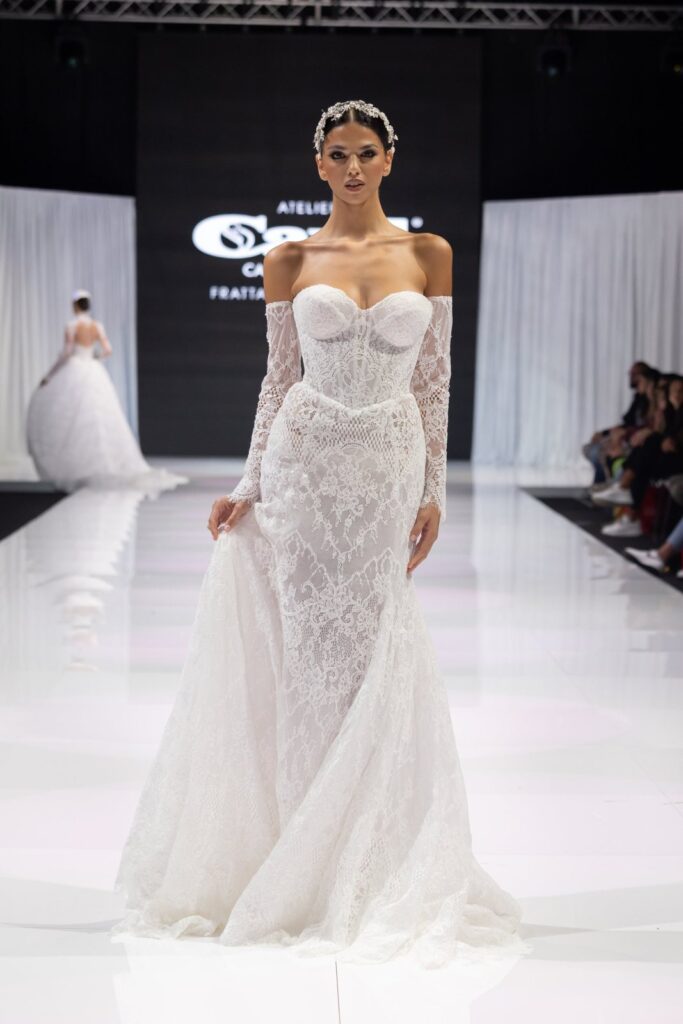 Abito da sposa in passerella alla sfilata Atelier Carol alla fiera Mia Sposa, Frattamaggiore