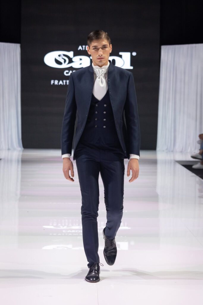 Abito da sposo in passerella alla sfilata Atelier Carol alla fiera Mia Sposa, Frattamaggiore