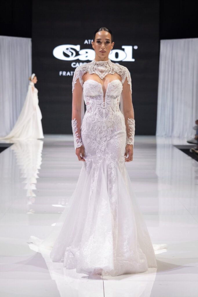 Abito da sposa in passerella alla sfilata Atelier Carol alla fiera Mia Sposa, Frattamaggiore