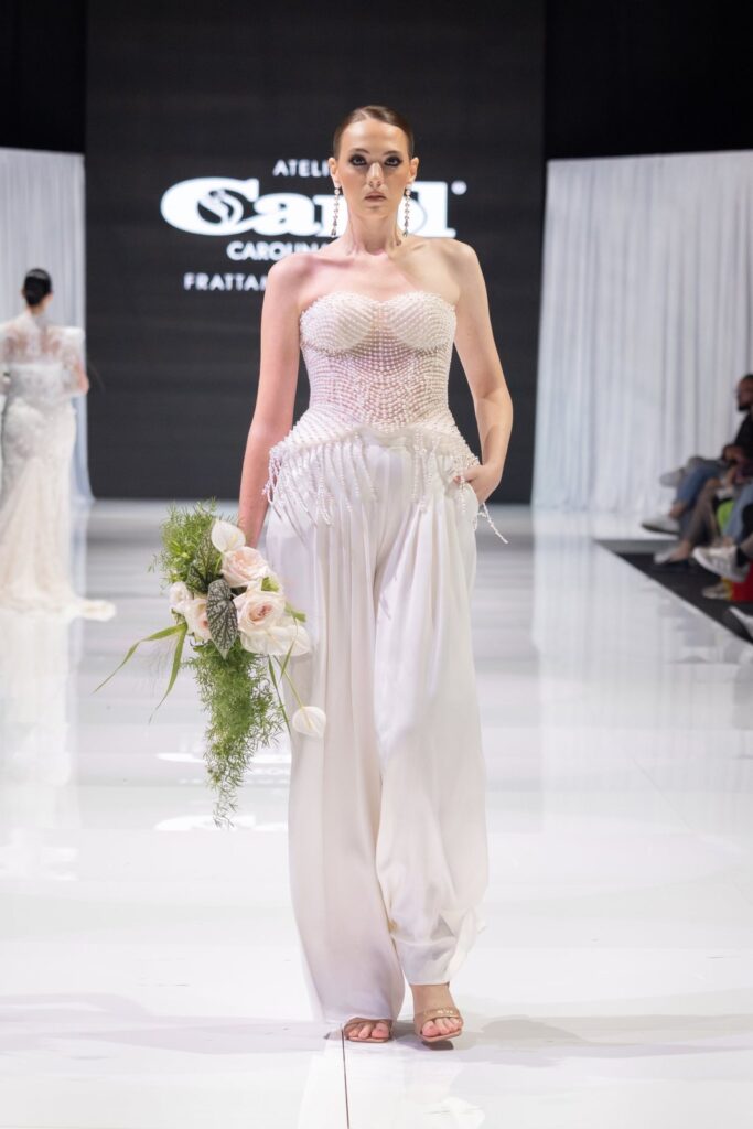 Abito da sposa in passerella alla sfilata Atelier Carol alla fiera Mia Sposa, Frattamaggiore