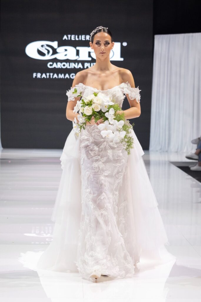 Abito da sposa in passerella alla sfilata Atelier Carol alla fiera Mia Sposa, Frattamaggiore