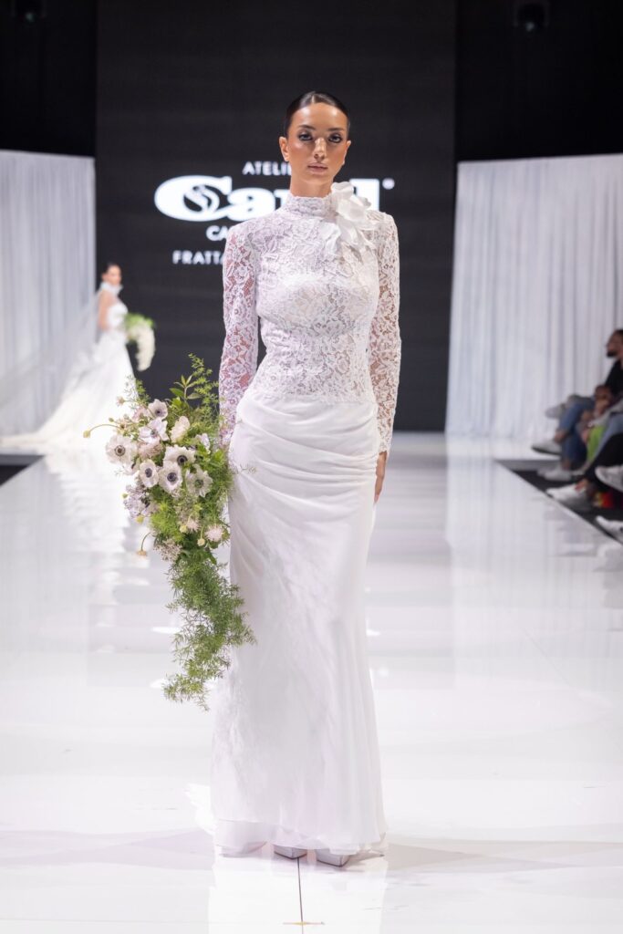 Abito da sposa in passerella alla sfilata Atelier Carol alla fiera Mia Sposa, Frattamaggiore