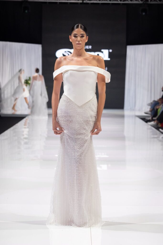 Abito da sposa in passerella alla sfilata Atelier Carol alla fiera Mia Sposa, Frattamaggiore