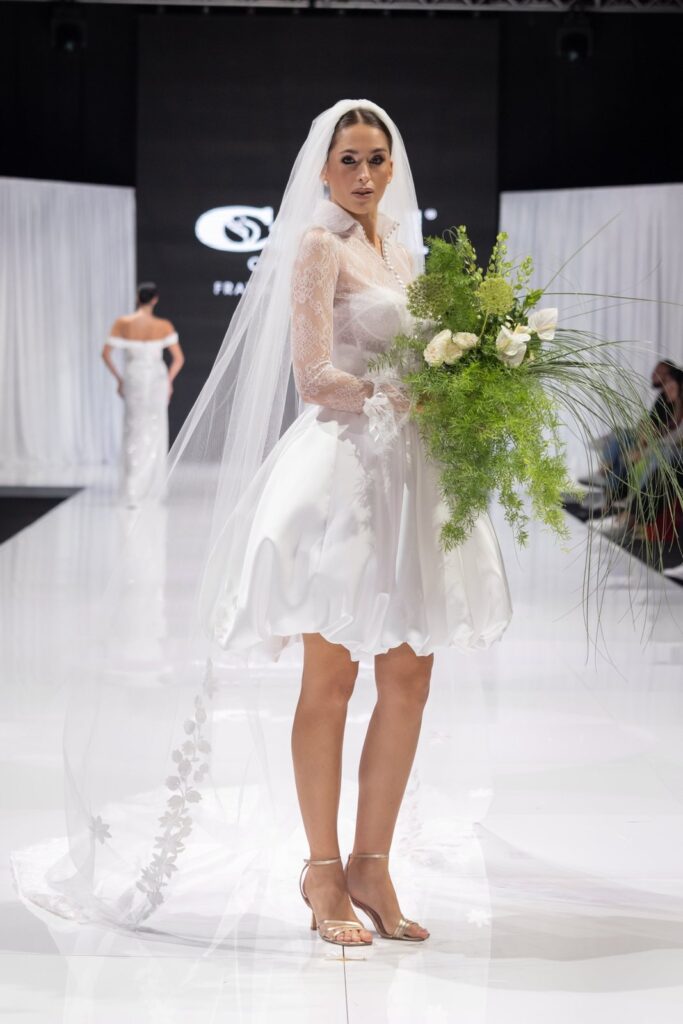 Abito da sposa in passerella alla sfilata Atelier Carol alla fiera Mia Sposa, Frattamaggiore
