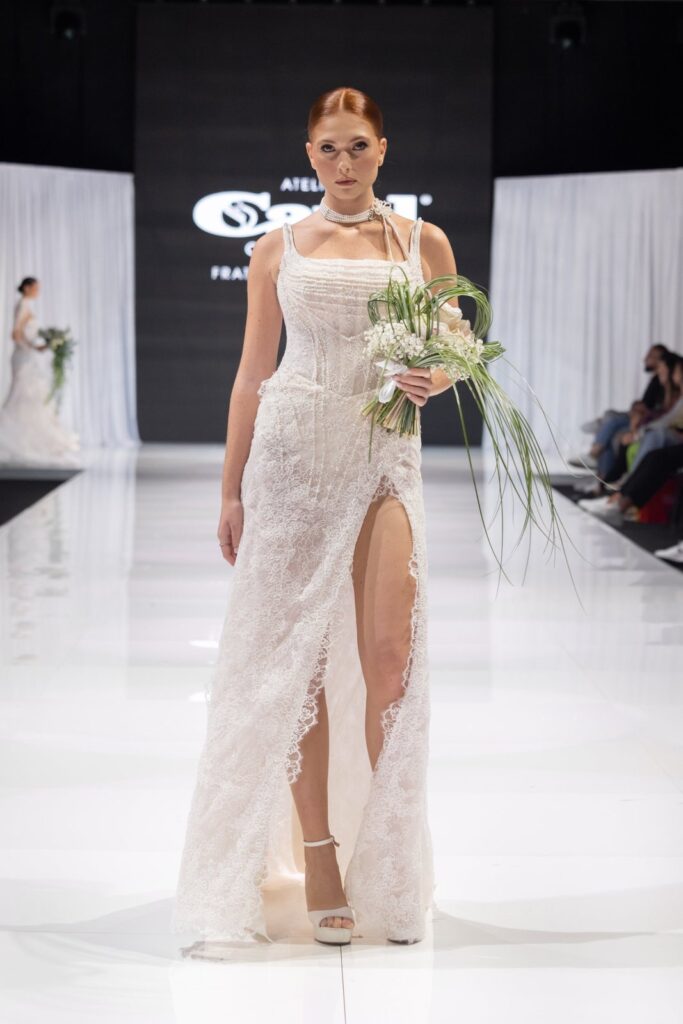Abito da sposa in passerella alla sfilata Atelier Carol alla fiera Mia Sposa, Frattamaggiore