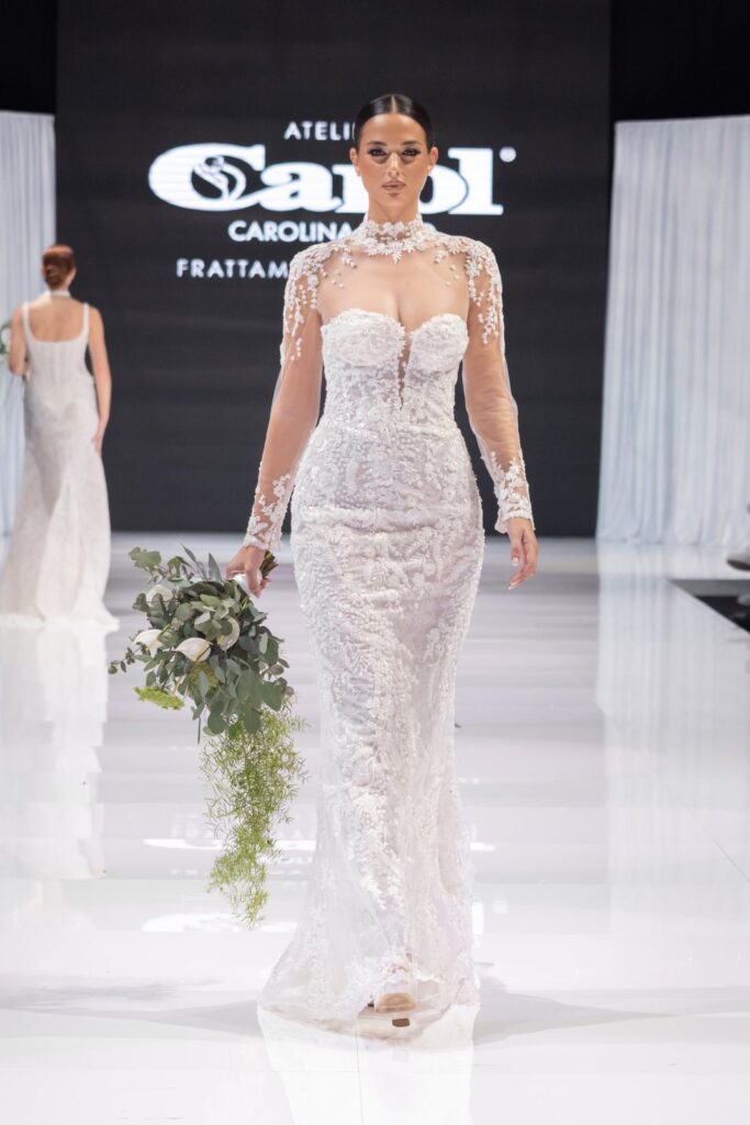 Abito da sposa in passerella alla sfilata Atelier Carol alla fiera Mia Sposa, Frattamaggiore