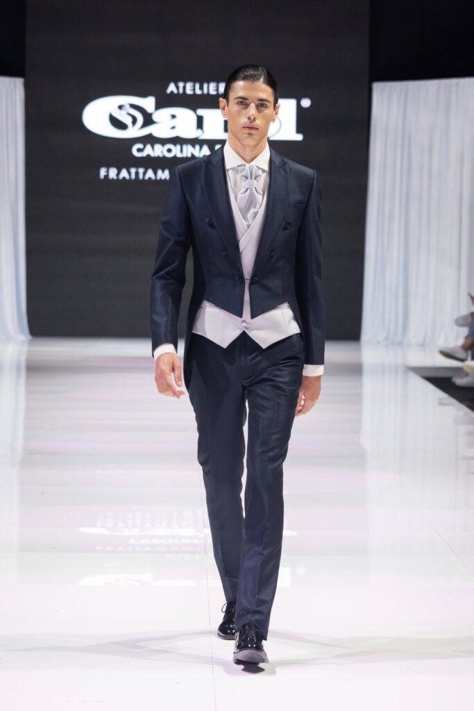 Abito da sposo in passerella alla sfilata Atelier Carol alla fiera Mia Sposa, Frattamaggiore