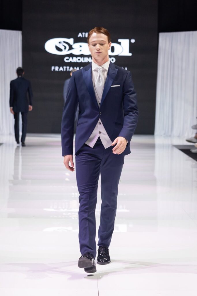 Abito da sposo in passerella alla sfilata Atelier Carol alla fiera Mia Sposa, Frattamaggiore