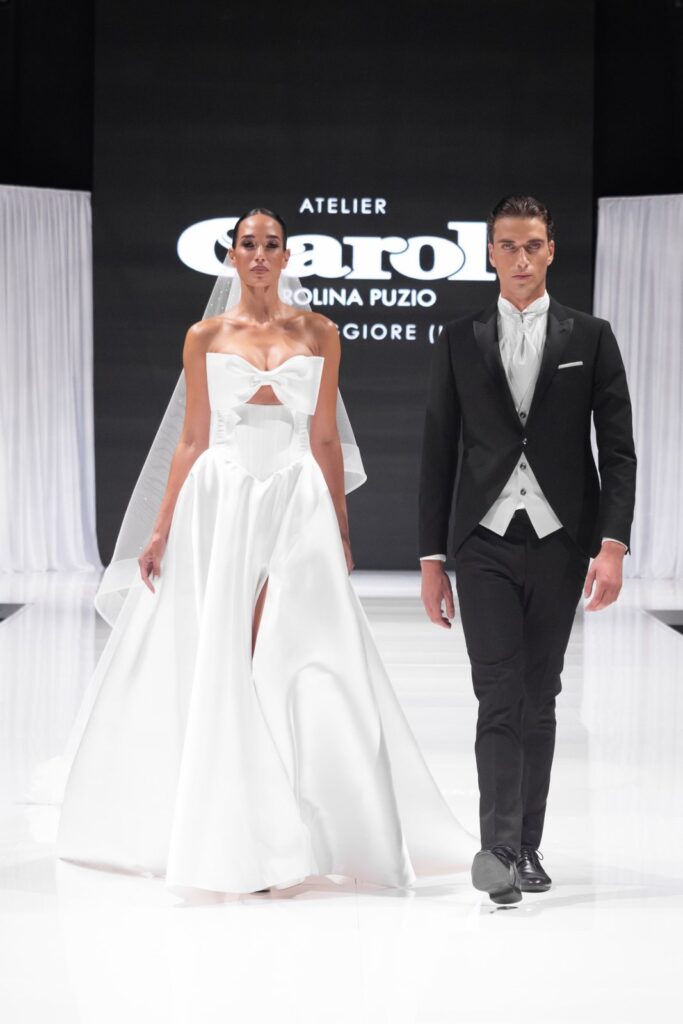 Coppia di sposi in passerella alla sfilata Atelier Carol