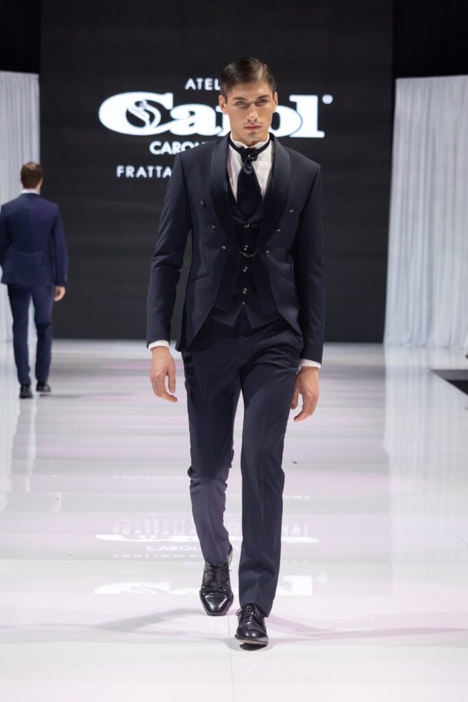 Abito da sposo in passerella alla sfilata Atelier Carol alla fiera Mia Sposa, Frattamaggiore