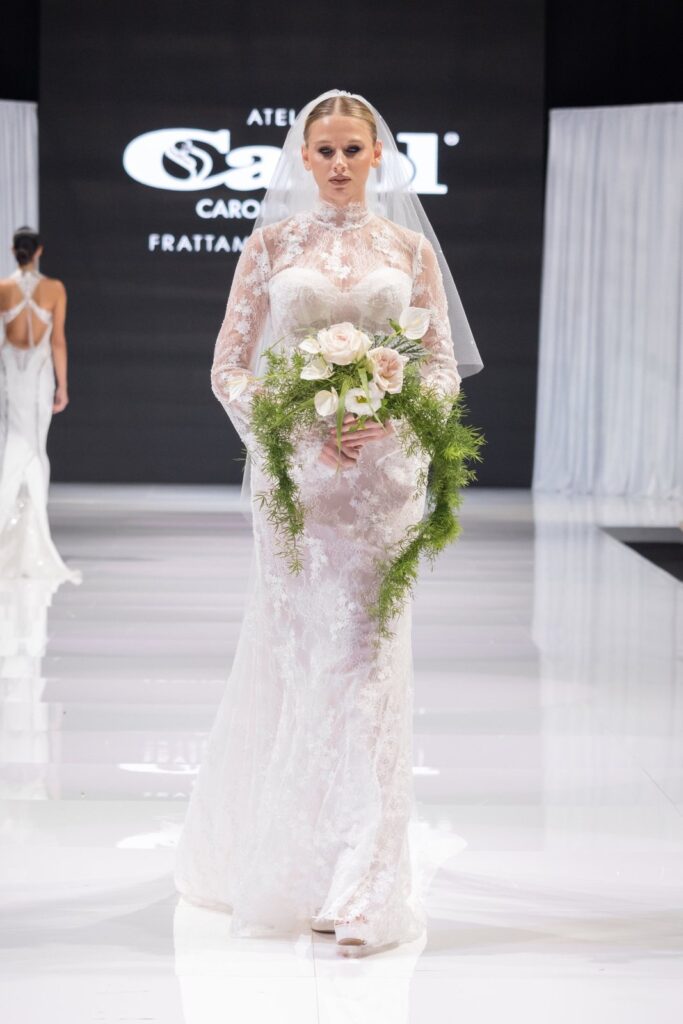 Abito da sposa in passerella alla sfilata Atelier Carol alla fiera Mia Sposa, Frattamaggiore