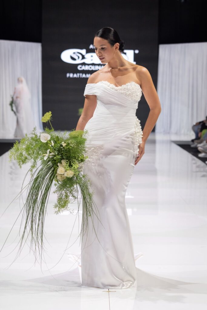Abito da sposa in passerella alla sfilata Atelier Carol alla fiera Mia Sposa, Frattamaggiore