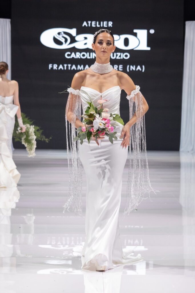 Abito da sposa in passerella alla sfilata Atelier Carol alla fiera Mia Sposa, Frattamaggiore
