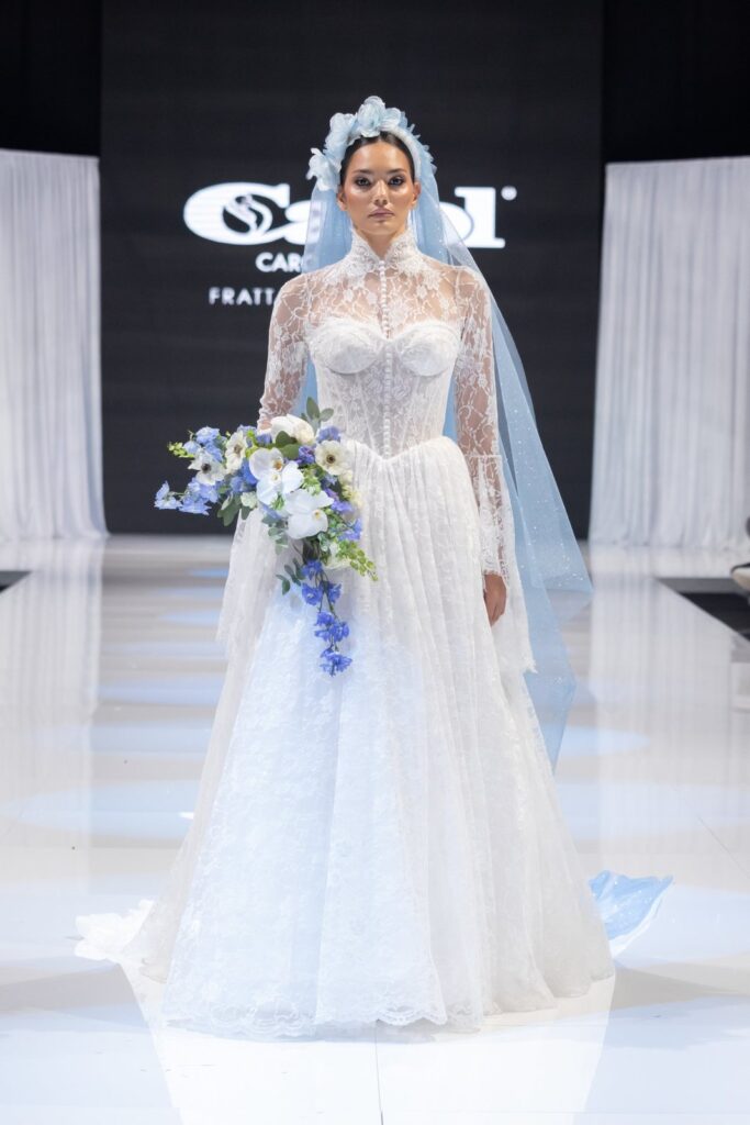 Abito da sposa in passerella alla sfilata Atelier Carol alla fiera Mia Sposa, Frattamaggiore