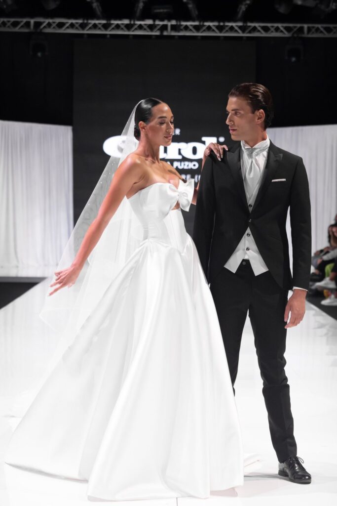 Sposa e sposo in posa sulla passerella Atelier Carol