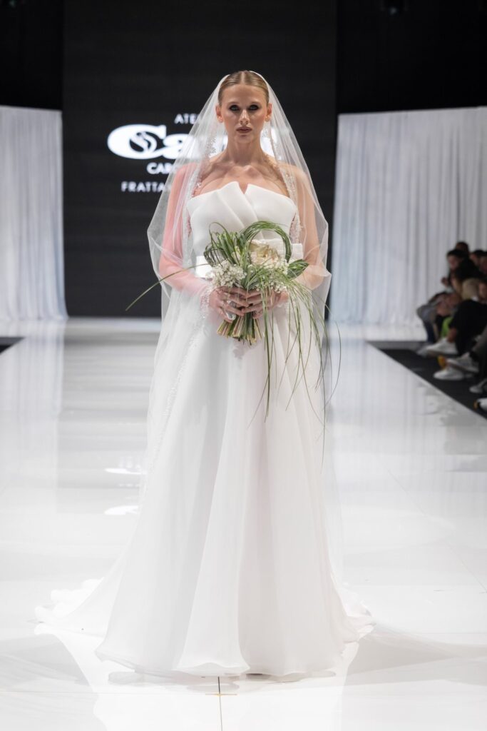Abito da sposa in passerella alla sfilata Atelier Carol alla fiera Mia Sposa, Frattamaggiore