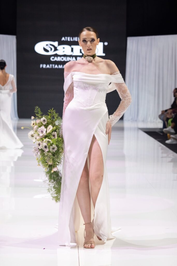 Abito da sposa in passerella alla sfilata Atelier Carol alla fiera Mia Sposa, Frattamaggiore