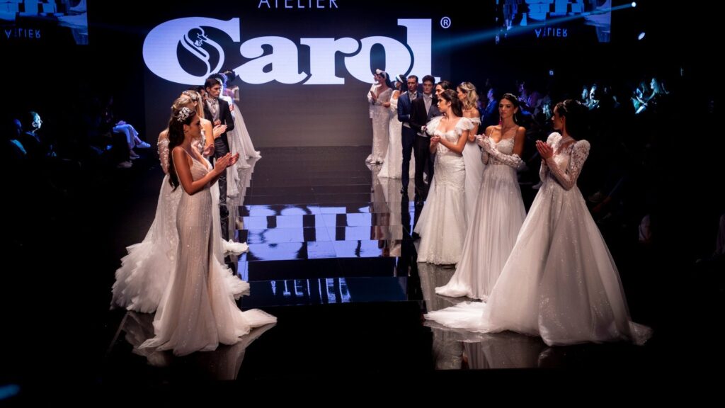 Uscita finale delle spose e degli sposi sotto il logo Atelier Carol