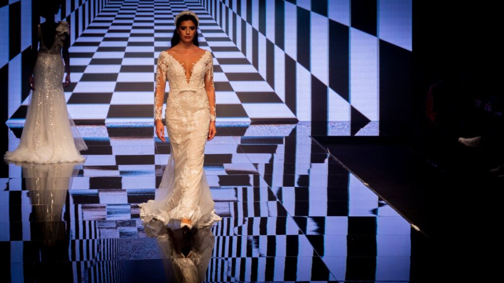 Abito da sposa e da sposo in passerella alla sfilata Atelier Carol nei palazzetti, Frattamaggiore