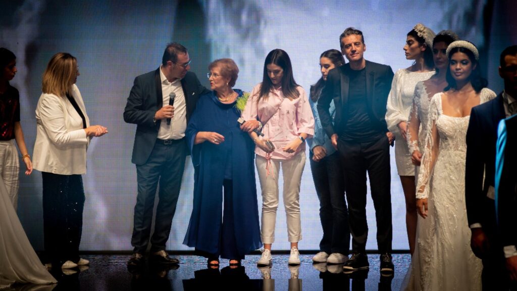 Carolina Puzio e la famiglia Carol sul palco alla fine della sfilata