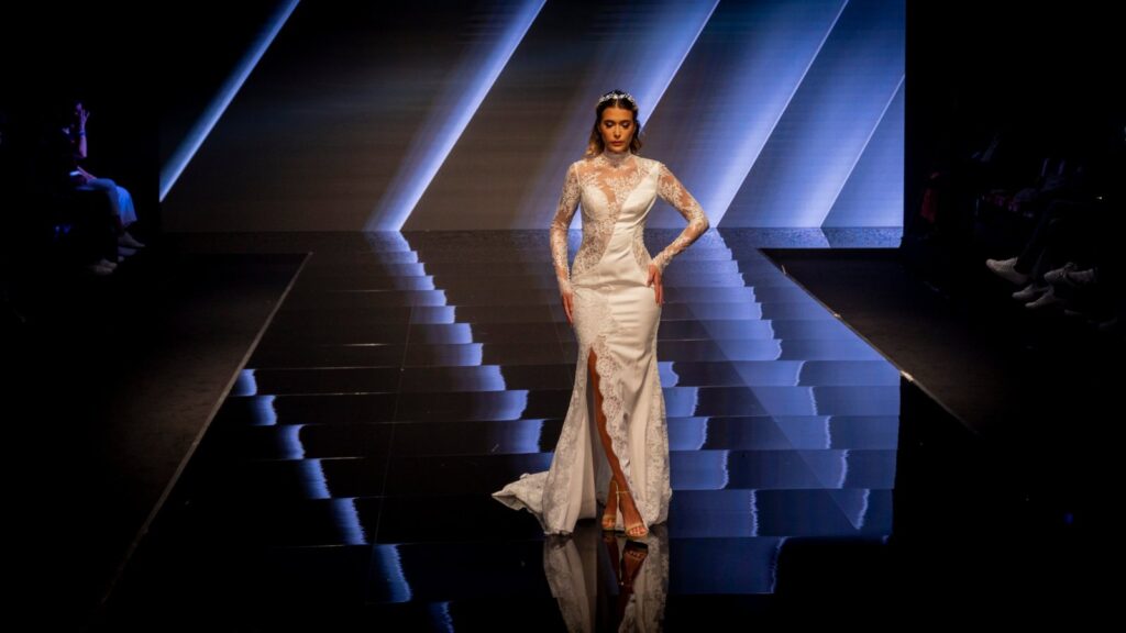 Abito da sposa e da sposo in passerella alla sfilata Atelier Carol nei palazzetti, Frattamaggiore