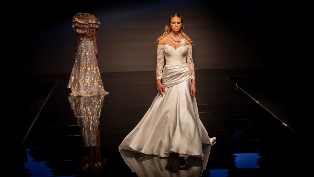 Abito da sposa e da sposo in passerella alla sfilata Atelier Carol nei palazzetti, Frattamaggiore