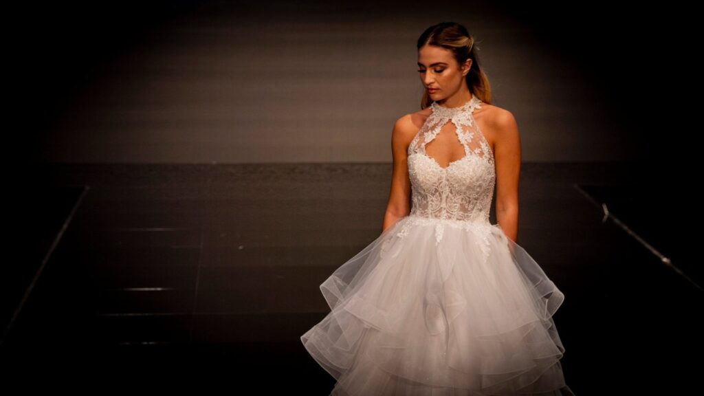 Abito da sposa e da sposo in passerella alla sfilata Atelier Carol nei palazzetti, Frattamaggiore