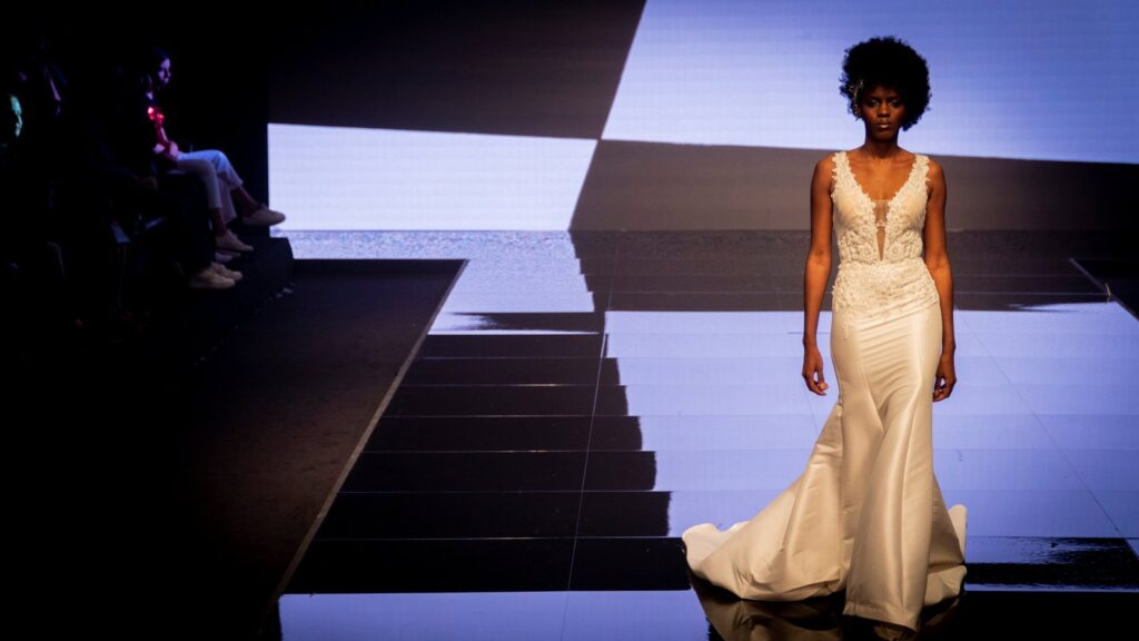 Abito da sposa e da sposo in passerella alla sfilata Atelier Carol nei palazzetti, Frattamaggiore