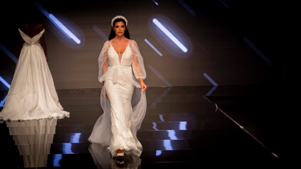 Abito da sposa e da sposo in passerella alla sfilata Atelier Carol nei palazzetti, Frattamaggiore