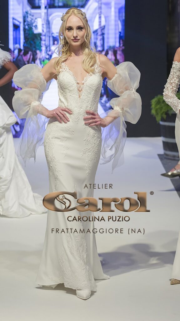 Abito da sposa in passerella alla sfilata nel cortile di Atelier Carol, Frattamaggiore