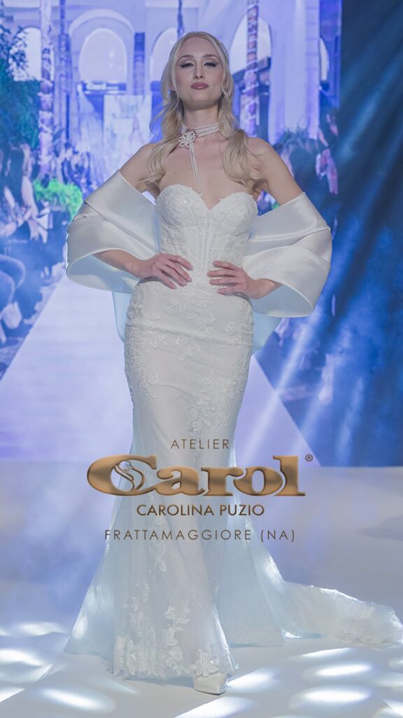 Abito da sposa in passerella alla sfilata nel cortile di Atelier Carol, Frattamaggiore