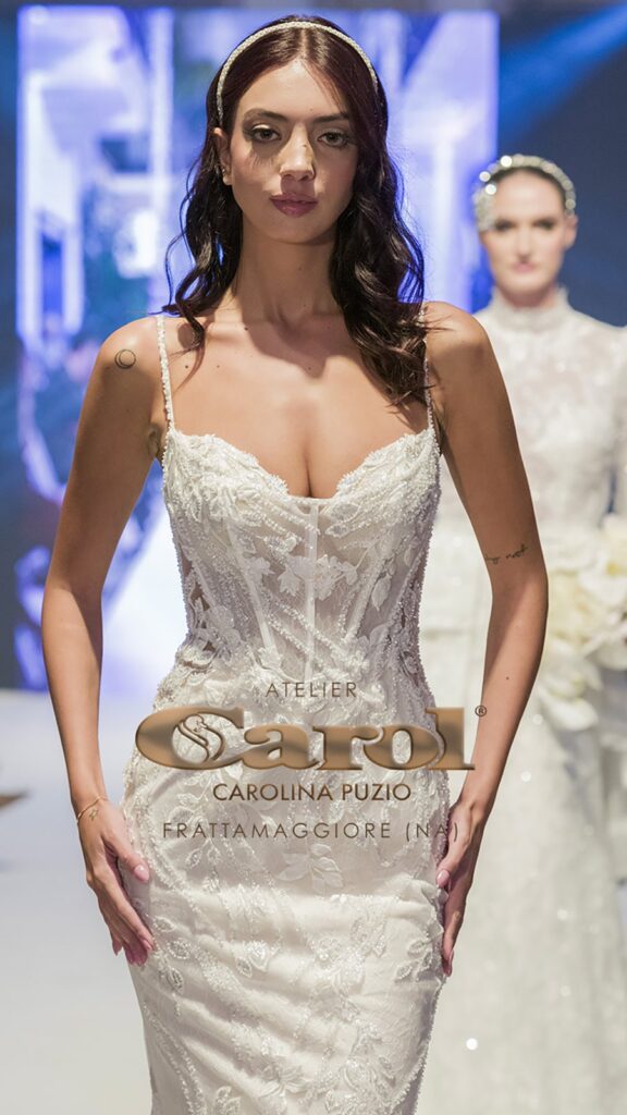 Abito da sposa in passerella alla sfilata nel cortile di Atelier Carol, Frattamaggiore