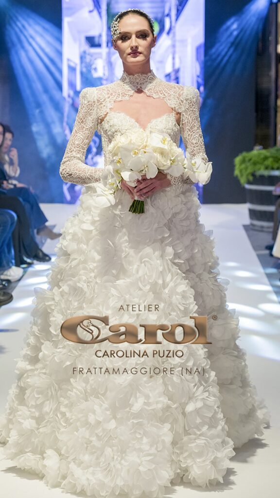 Abito da sposa in passerella alla sfilata nel cortile di Atelier Carol, Frattamaggiore