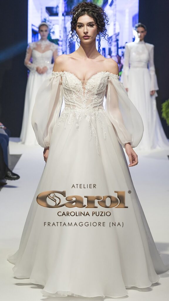 Abito da sposa in passerella alla sfilata nel cortile di Atelier Carol, Frattamaggiore