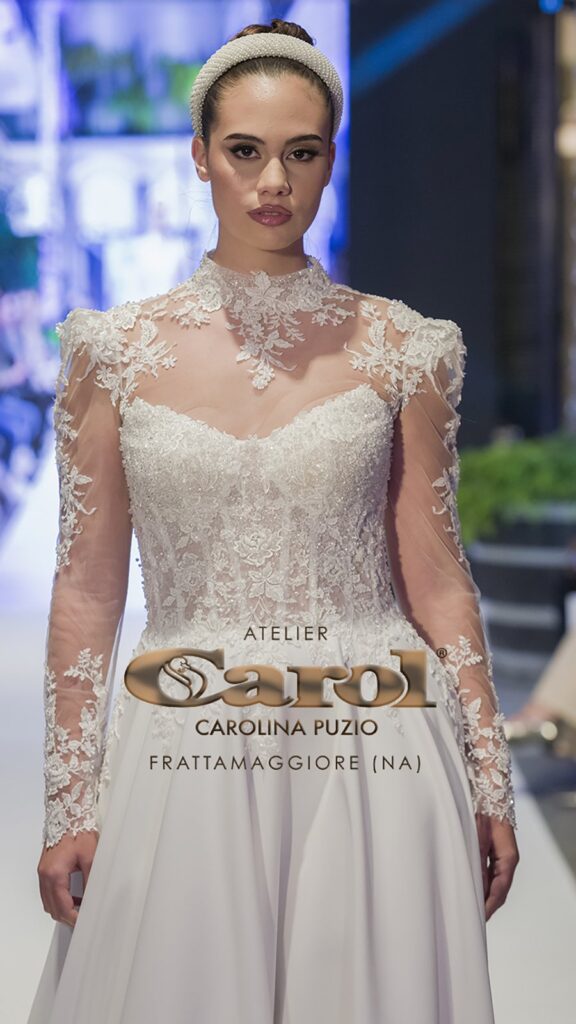 Abito da sposa in passerella alla sfilata nel cortile di Atelier Carol, Frattamaggiore