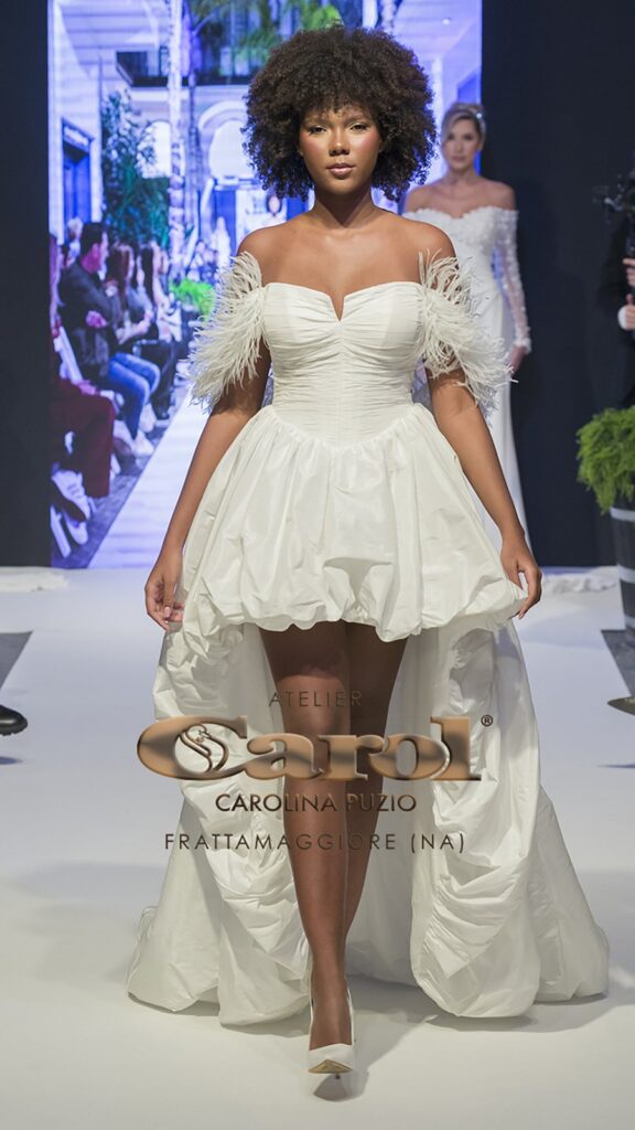 Abito da sposa in passerella alla sfilata nel cortile di Atelier Carol, Frattamaggiore
