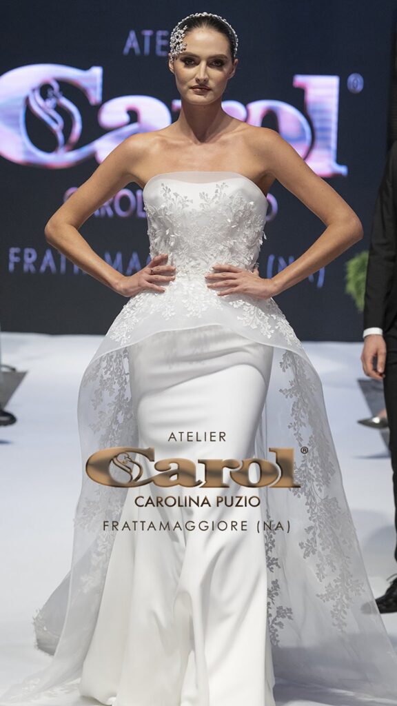 Abito da sposa in passerella alla sfilata nel cortile di Atelier Carol, Frattamaggiore