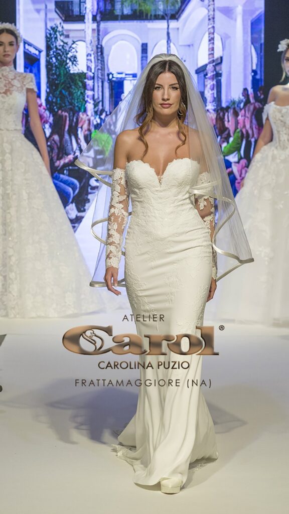 Abito da sposa in passerella alla sfilata nel cortile di Atelier Carol, Frattamaggiore