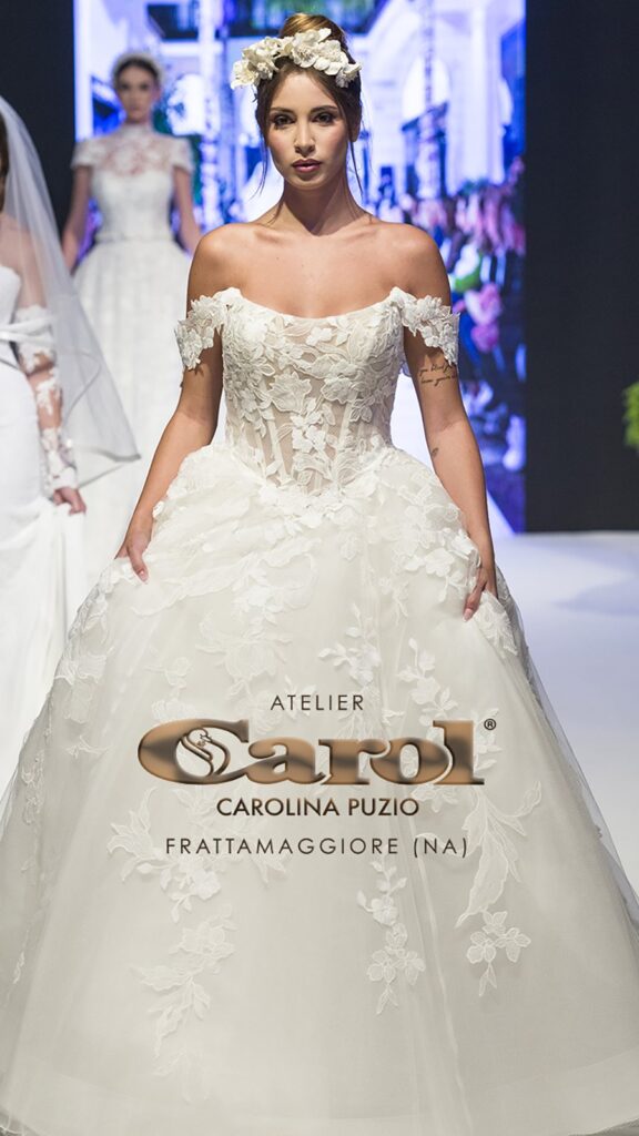 Abito da sposa in passerella alla sfilata nel cortile di Atelier Carol, Frattamaggiore