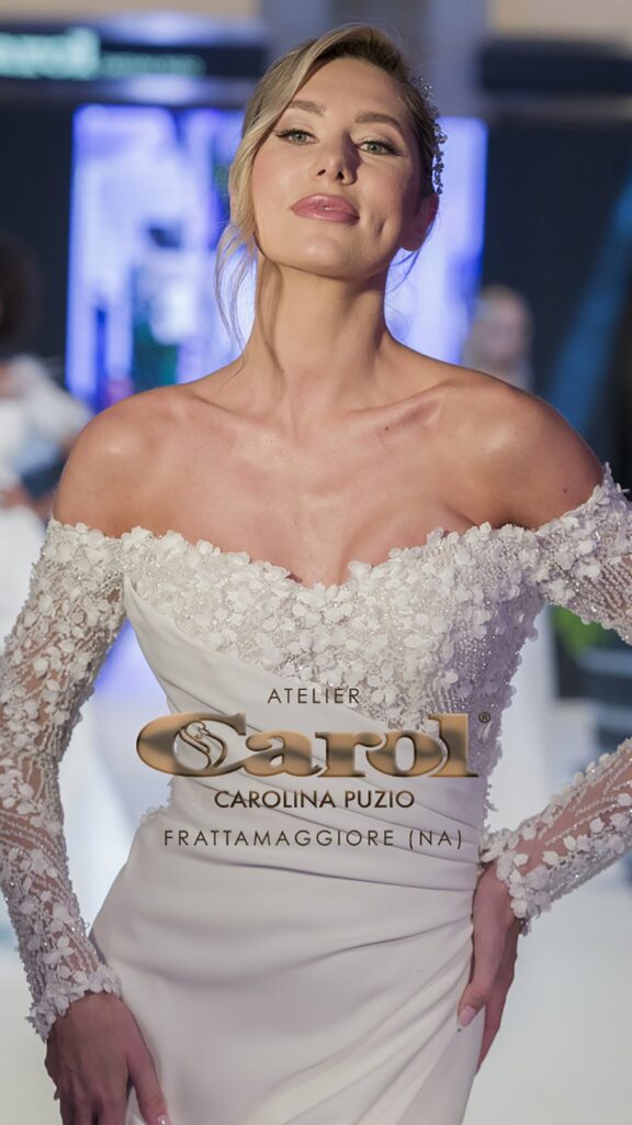 Abito da sposa in passerella alla sfilata nel cortile di Atelier Carol, Frattamaggiore