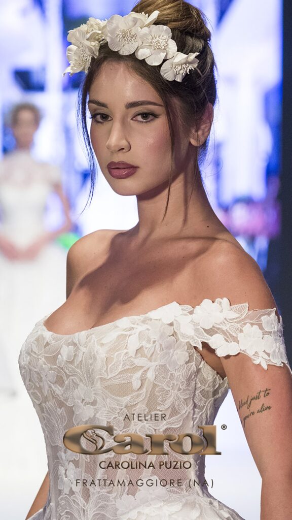 Abito da sposa in passerella alla sfilata nel cortile di Atelier Carol, Frattamaggiore