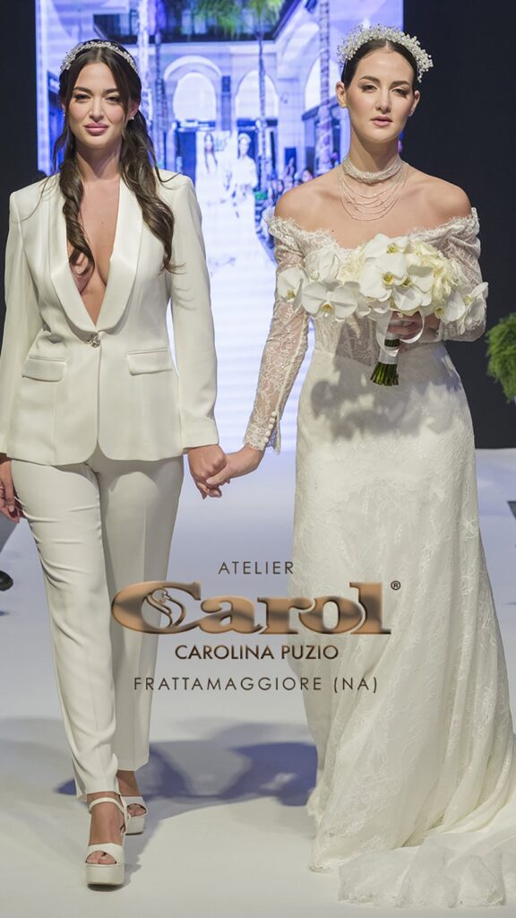 Abito da sposa in passerella alla sfilata nel cortile di Atelier Carol, Frattamaggiore