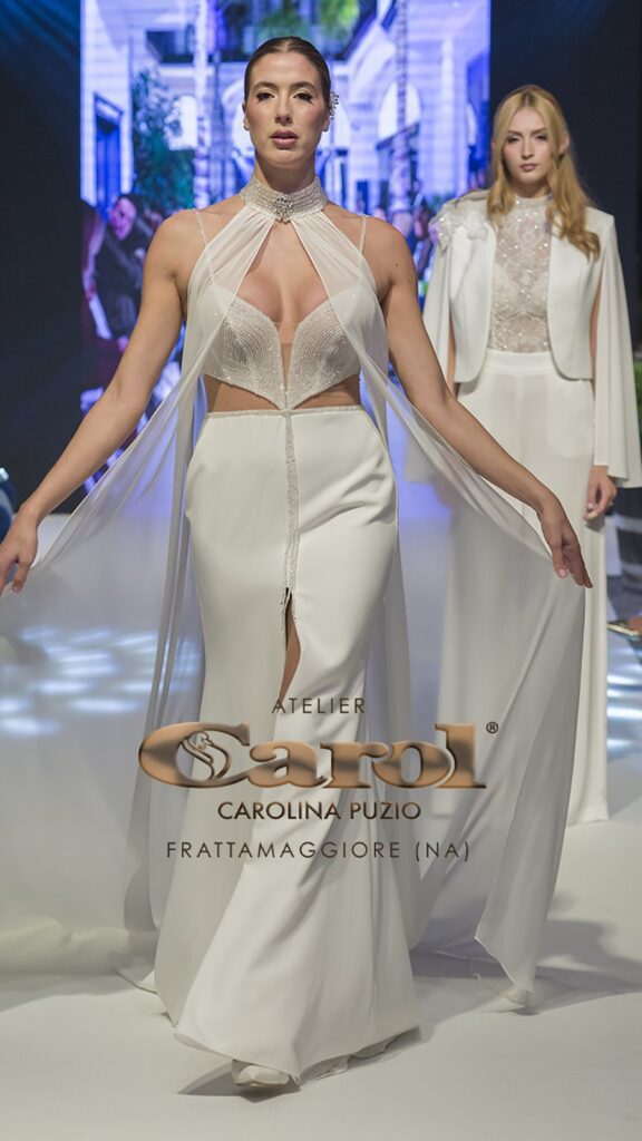 Abito da sposa in passerella alla sfilata nel cortile di Atelier Carol, Frattamaggiore