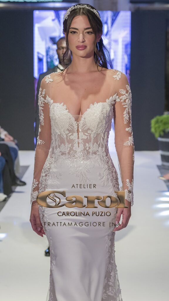 Abito da sposa in passerella alla sfilata nel cortile di Atelier Carol, Frattamaggiore