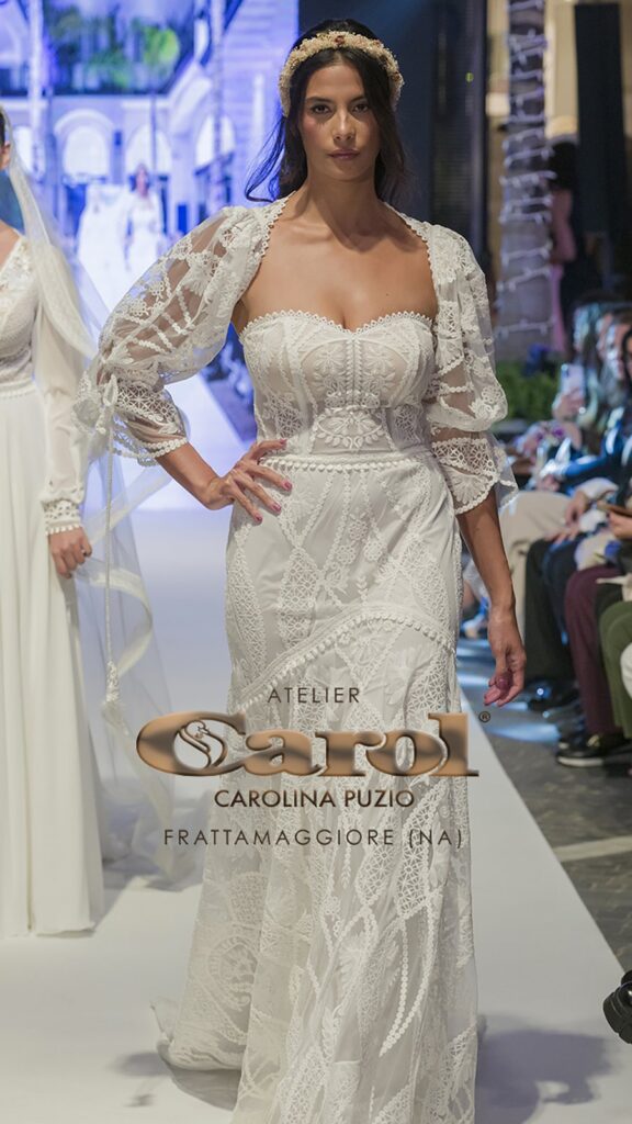 Abito da sposa in passerella alla sfilata nel cortile di Atelier Carol, Frattamaggiore